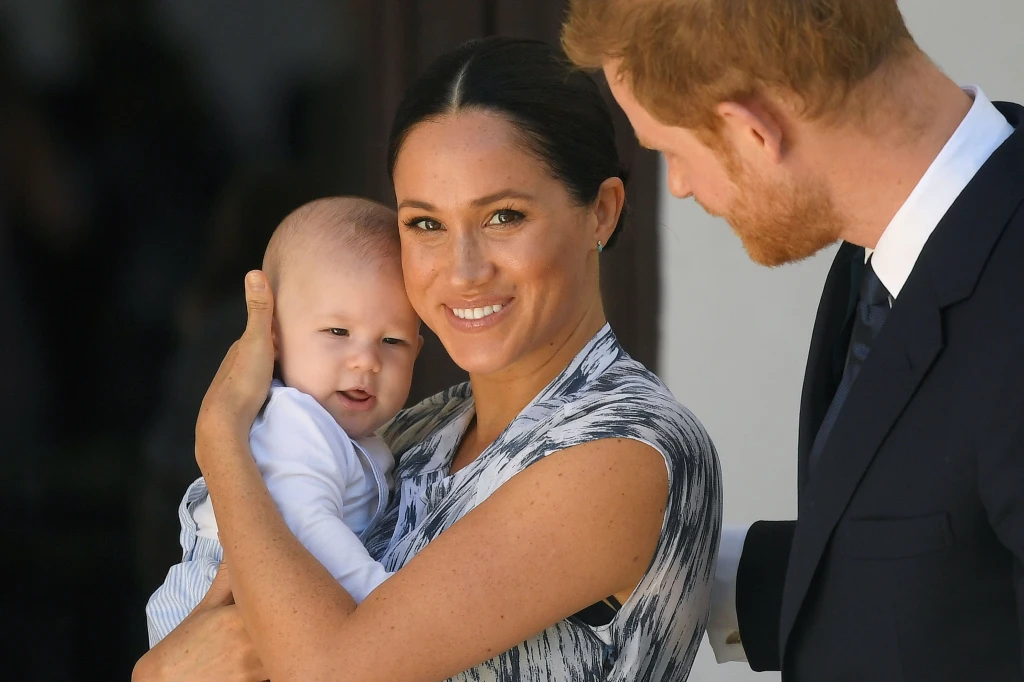 Je to Lilibet. Harry a&nbsp;Meghan oznámili narození dcery, jmenuje se po&nbsp;královně