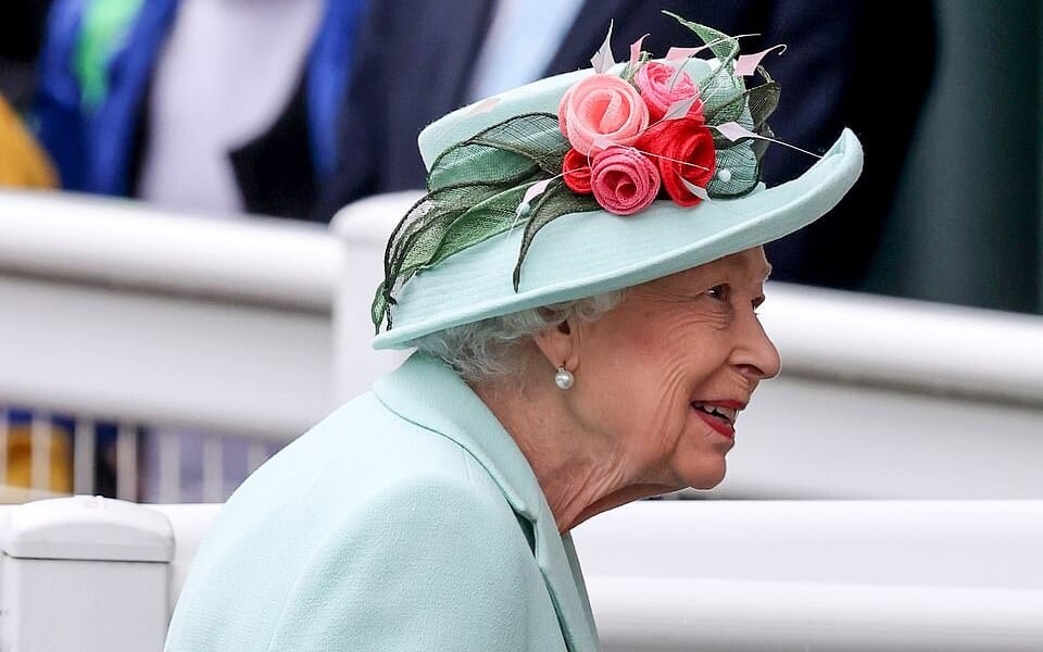 Dostihy v Royal Ascotu: S královnou, příštím králem a dvanácti tisíci klobouky