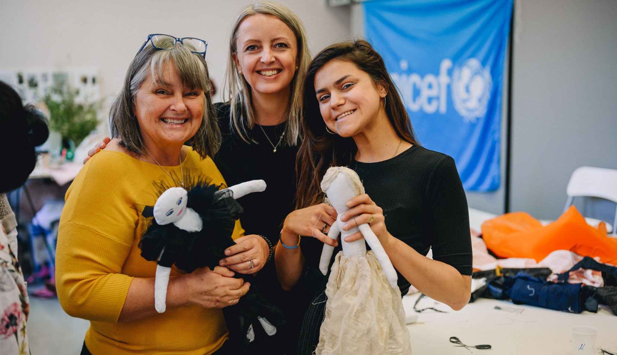 Šéfky českého byznysu šily panenky pro UNICEF, přispějí na dobrou věc