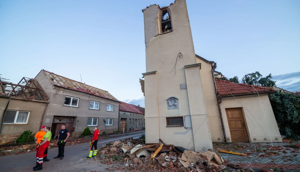 Pojišťovny vyplatily zhruba čtvrtinu škod způsobených tornádem a&nbsp;bouřemi