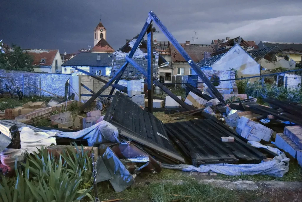 Darujme! Pomozme Čechům zasaženým tornádem