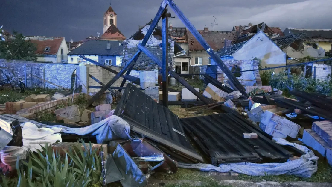 Darujme! Pomozme Čechům zasaženým tornádem