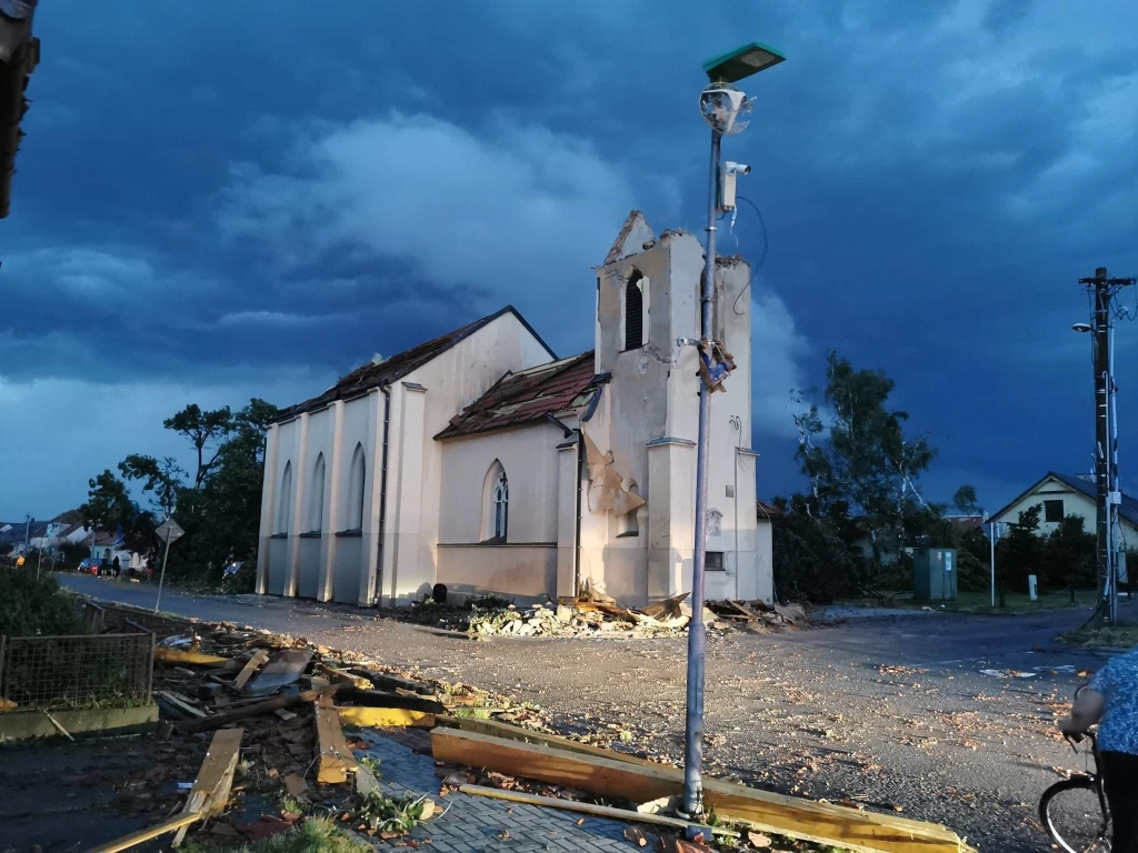 Ráno po&nbsp;tornádu. Vlna dobra míří na Moravu, škody šplhají do stamilionů