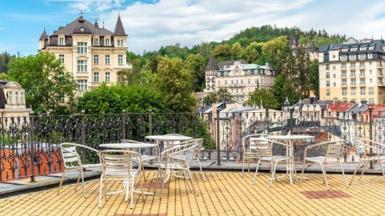 Karlovy Vary se probouzejí pomalu. Zavřené obchody, prázdné hotely i&nbsp;radost z&nbsp;restartu