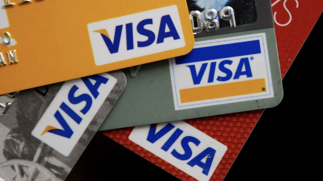 Visa a Mastercard zvyšují poplatky obchodníkům. Někteří zaplatí miliardy navíc