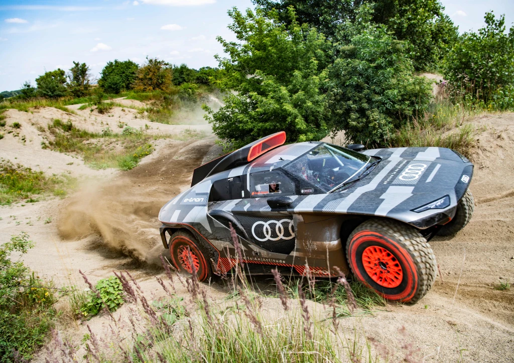 Lamborghini covid nebolí, Rolls-Royce šije kufry a&nbsp;e-Audi jede na Dakar