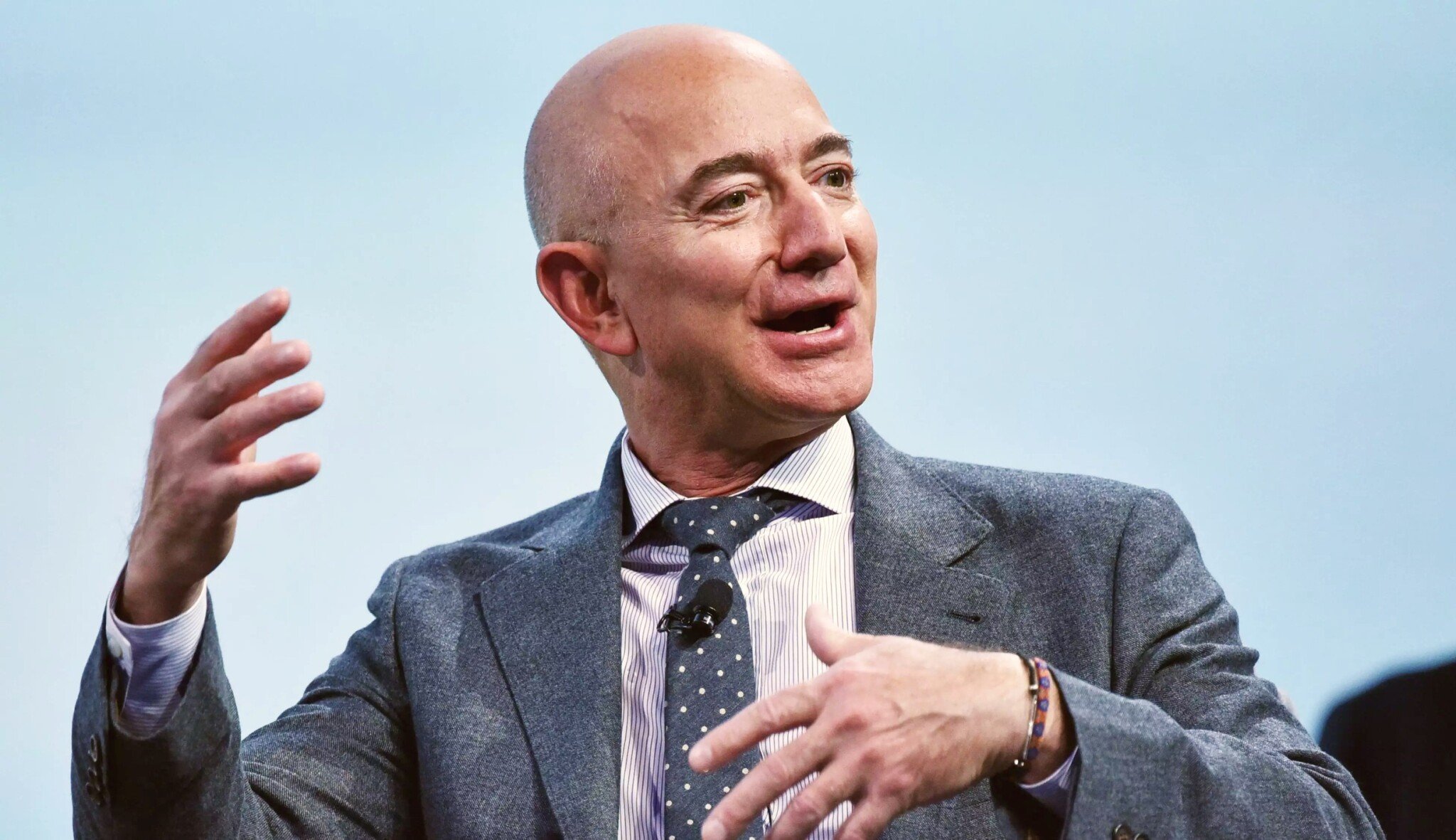 Prodej Amazonu pokračuje. Bezos pustil akcie za čtyři miliardy dolarů