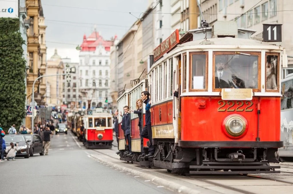 130 let tramvají. Prahou právě projíždí průvod, skončí na Letné