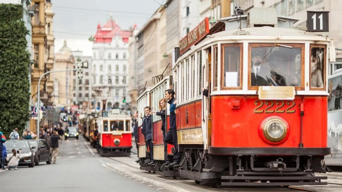 130 let tramvají. Prahou právě projíždí průvod, skončí na Letné