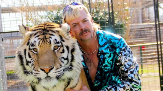 Tygři a&nbsp;THC. Jak Joe Exotic z&nbsp;vězení rozjel značku konopí