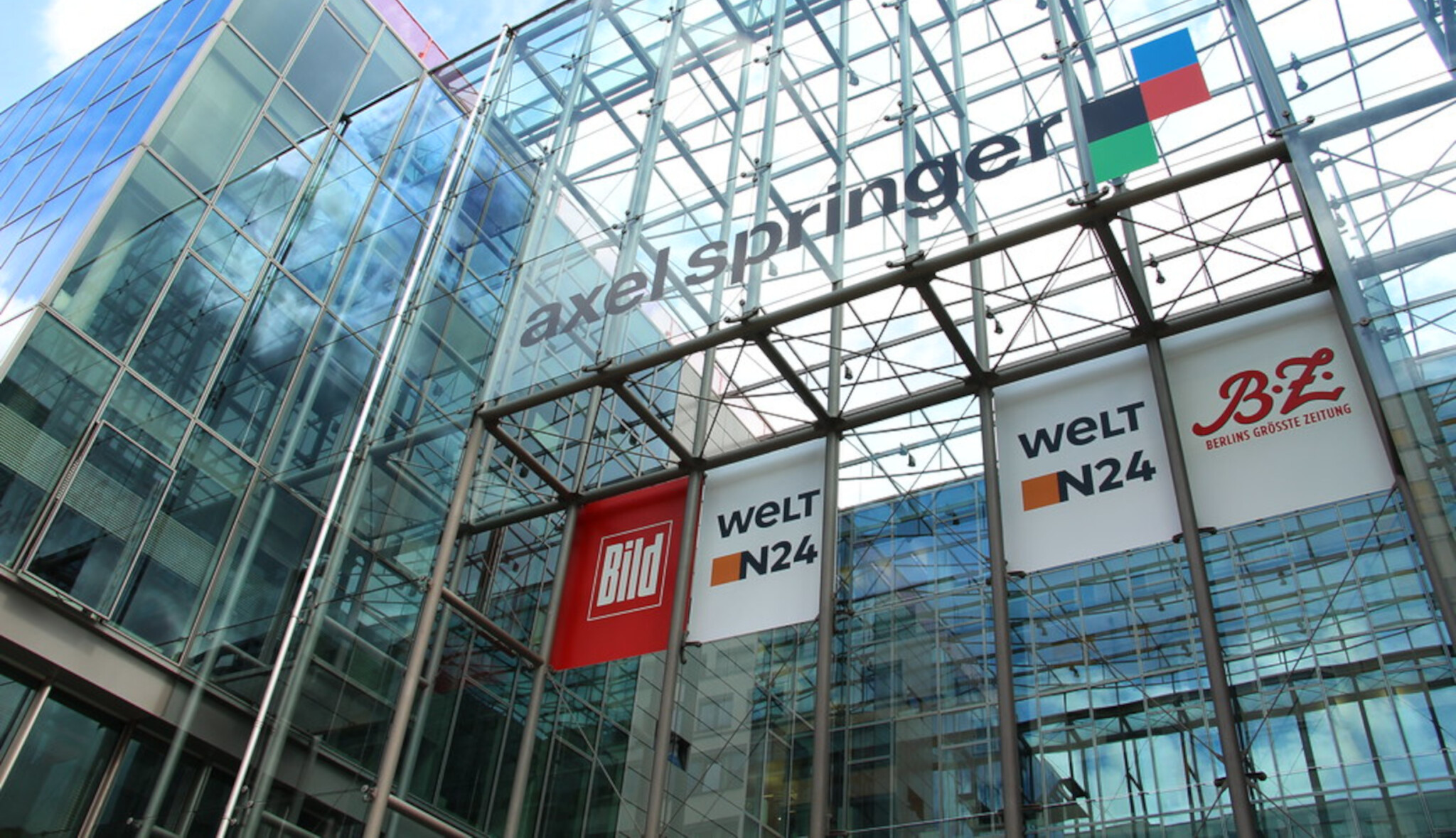 Německé vydavatelství Axel Springer koupí americký zpravodajský server Politico