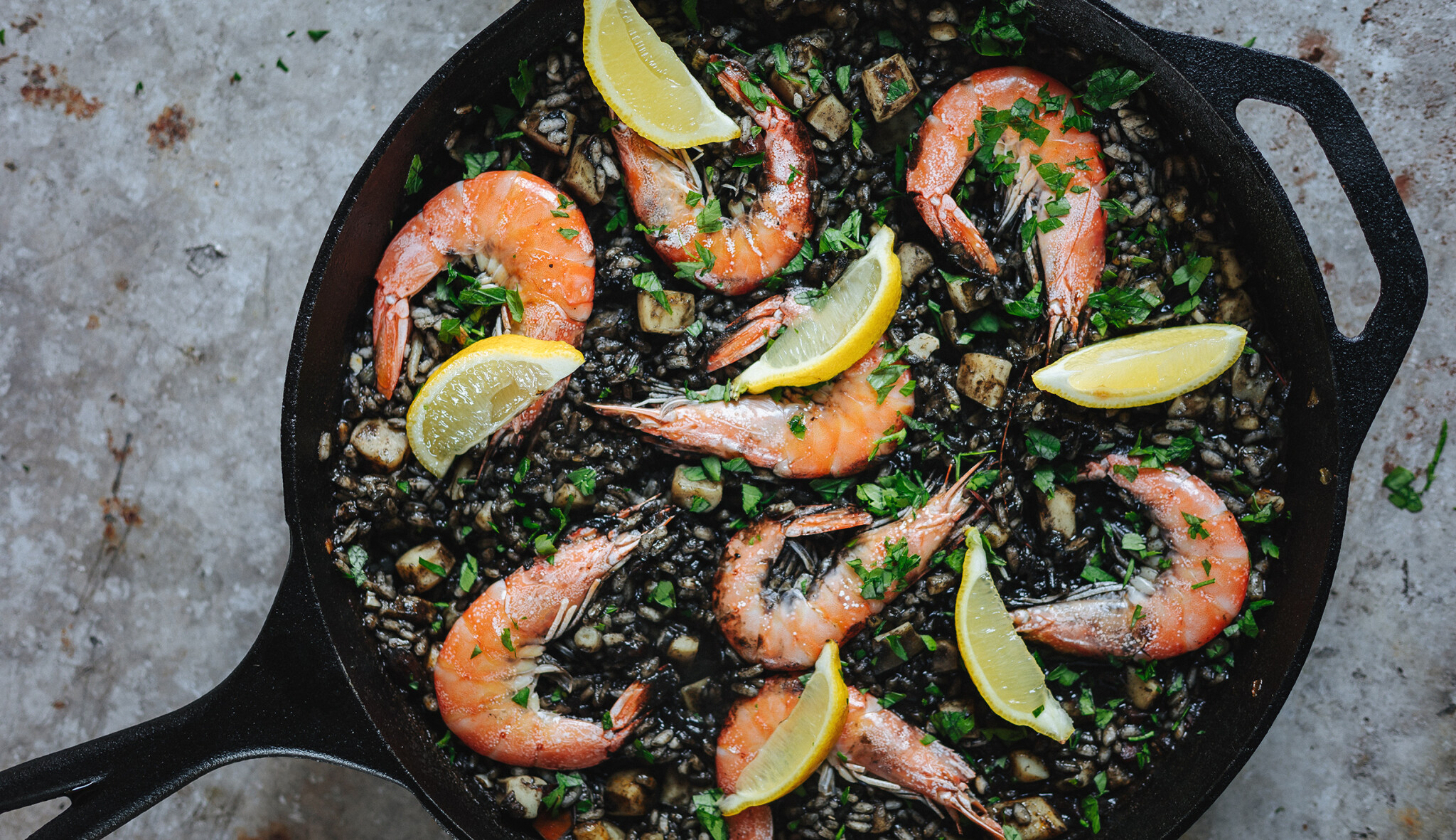 Vaříme s vínem (a občas ho i přidáme do jídla): sépiové rizoto s krevetami