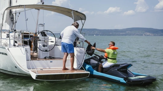 Oběd na vlnách Balatonu. DoDo testuje rozvoz jídla přímo na jachty