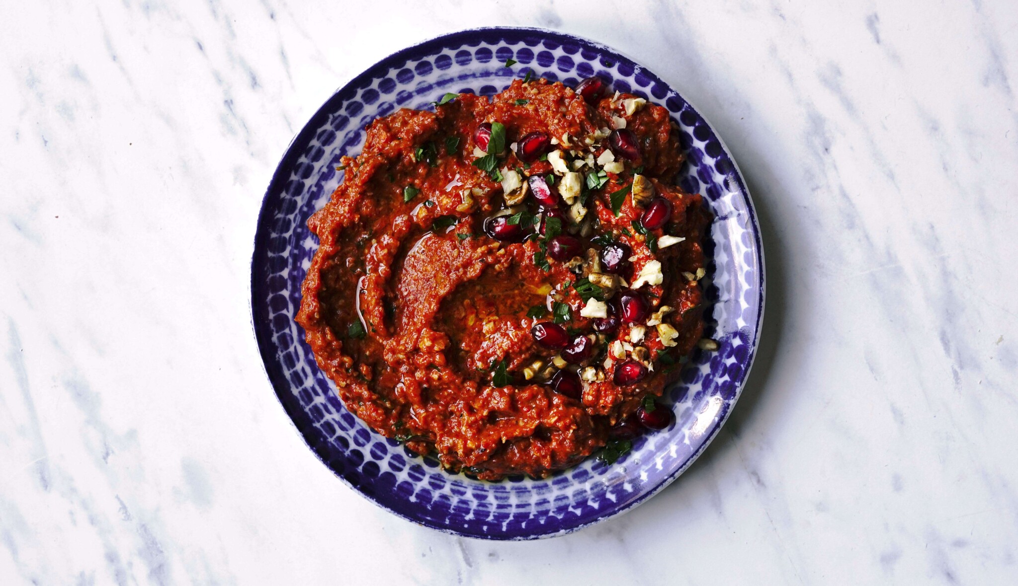 Blízkovýchodní studená večeře: dip z pečených paprik Muhammara. Vhodný i pro vegany!