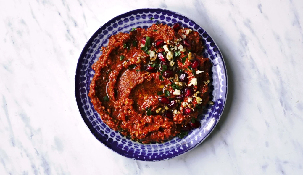 Blízkovýchodní studená večeře: dip z&nbsp;pečených paprik Muhammara. Vhodný i&nbsp;pro vegany!