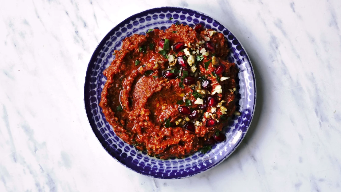 Blízkovýchodní studená večeře: dip z pečených paprik Muhammara. Vhodný i pro vegany!