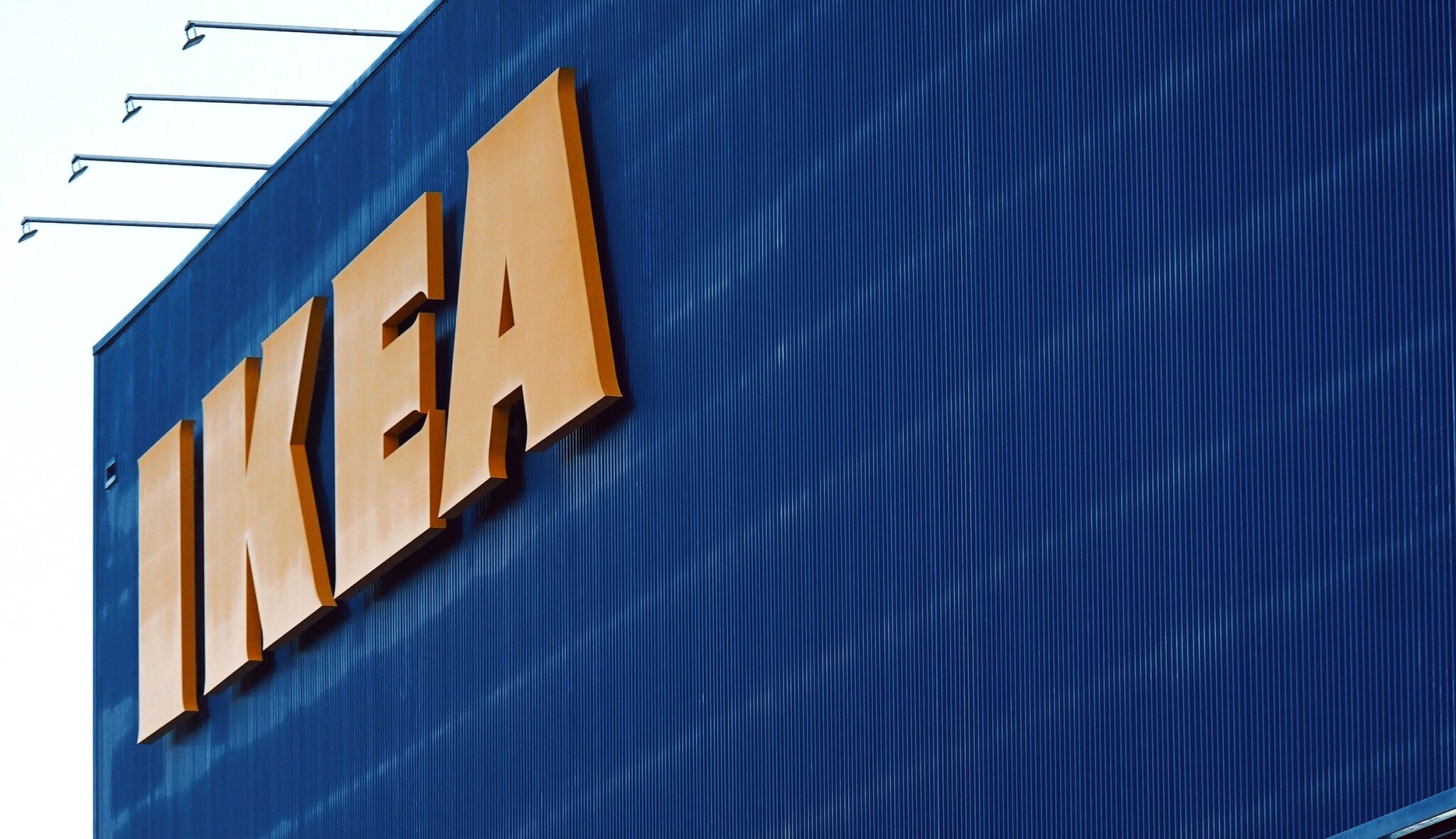 Prázdná IKEA? Výrobce nábytku škrtí ceny dřeva
