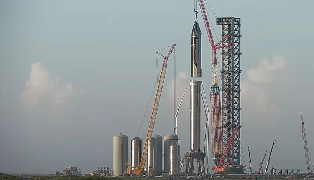 Nová nejvyšší raketa historie je na světě. SpaceX spojuje prototypy Super Heavy Starship