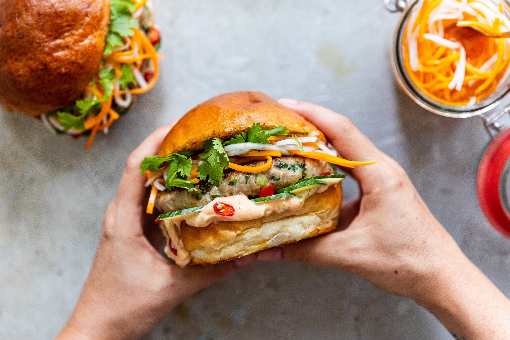 Street food s vůní Vietnamu: Bánh mì burger s křupavou nakládanou zeleninou