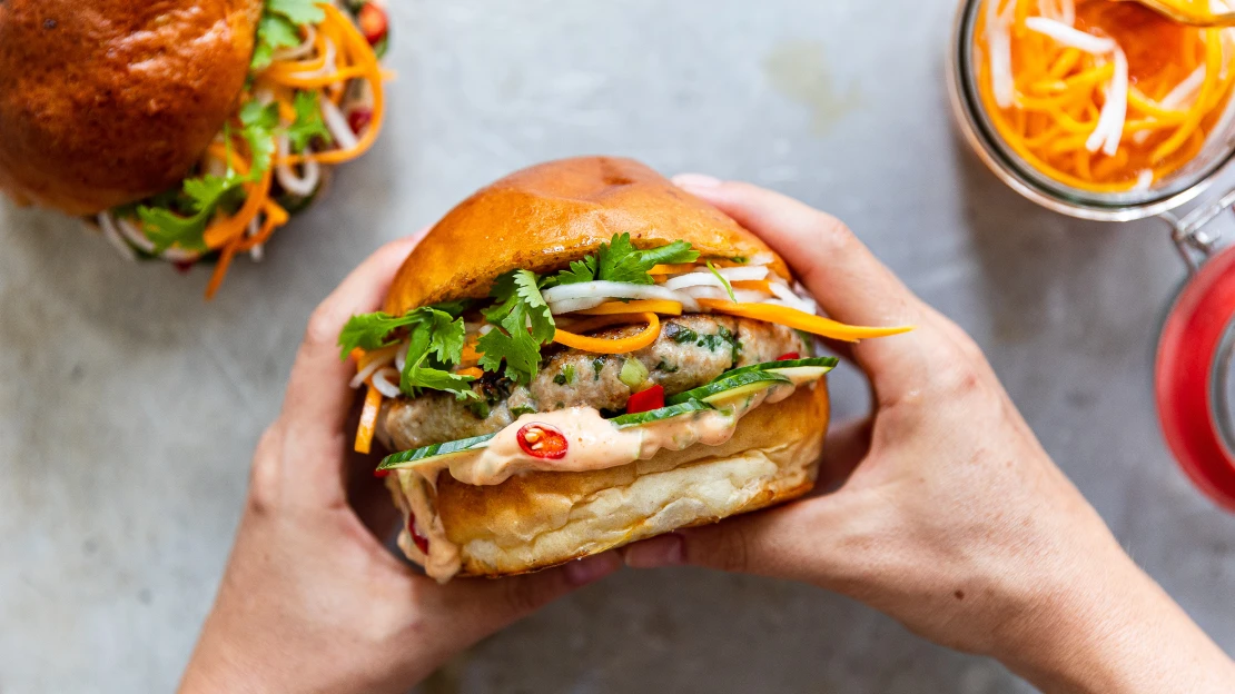 Street food s vůní Vietnamu: Bánh mì burger s křupavou nakládanou zeleninou