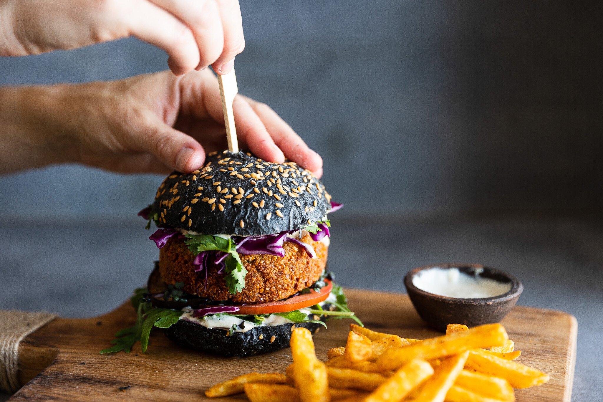 Vegetariánský burger vyladěný k dokonalosti: s falafelem a microgreens