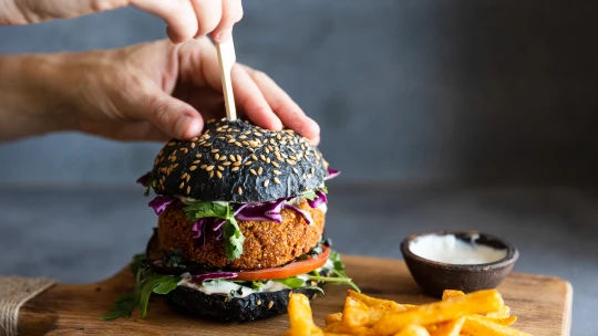 Vegetariánský burger vyladěný k&nbsp;dokonalosti: s&nbsp;falafelem a&nbsp;microgreens