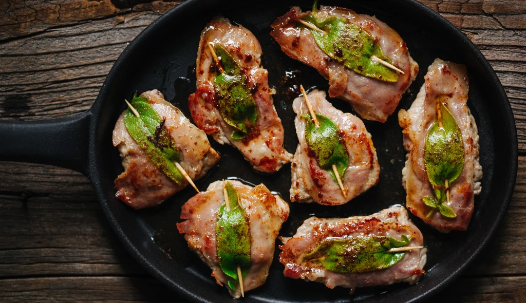 Blesková večeře po&nbsp;italsku: elegantní saltimbocca spojuje to nejlepší z&nbsp;telecího, pršutu a&nbsp;šalvěje