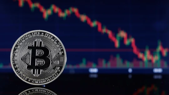 Cena bitcoinu překonala hranici 65 tisíc dolarů. V&nbsp;českých korunách je nejdražší v&nbsp;historii