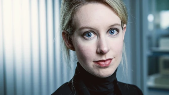 Elizabeth Holmes na svobodě. Zakladatelka Theranosu se vyhýbá nástupu do vězení