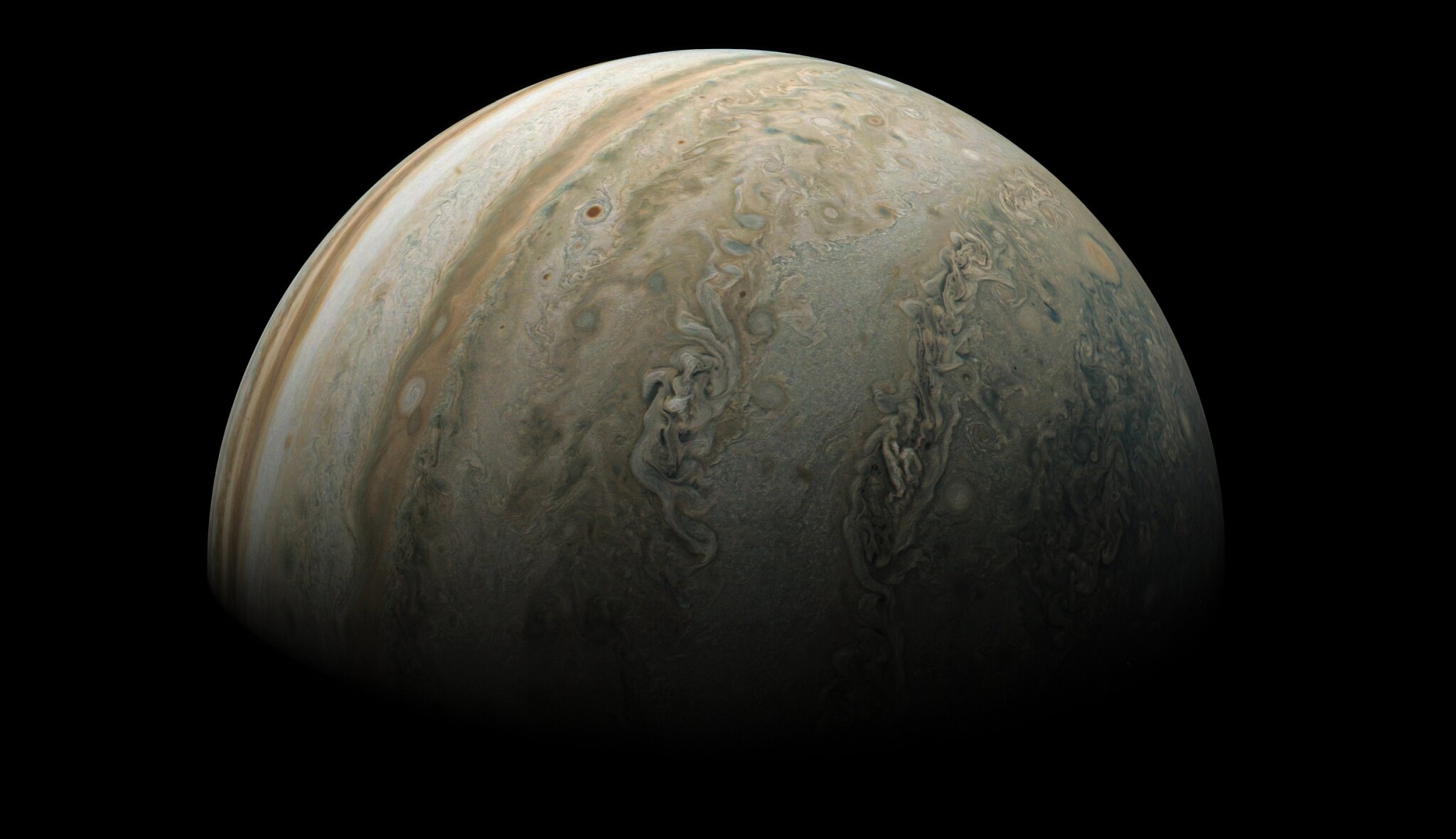 Čerstvé snímky Jupitera berou dech. Prohlédněte si krále planet zblízka