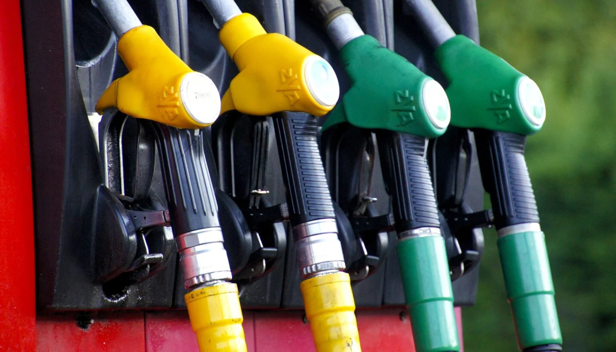 Ceny pohonných hmot nadále prudce stoupají. Meziročně činí rozdíl už osm korun