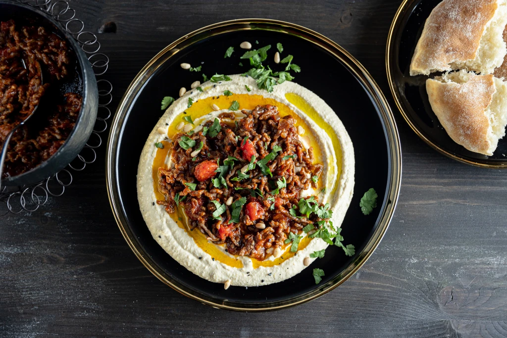 Izraelská kuchyně zasytí i&nbsp;zahřeje. Vyzkoušejte lahodnou hamshuku neboli hummus ve verzi pro masové nadšence