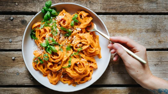 Pondělí bez masa: Těstoviny s&nbsp;jednoduchou omáčkou z&nbsp;pečených paprik ve vege &#038; vegan verzi