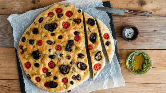 Itálie, kterou chcete zažít: Focaccia s&nbsp;rajčaty, olivami a&nbsp;rozmarýnem