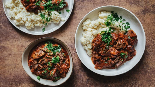 Se šípkovou, nebo se zelím? S červeným vínem a&nbsp;jáhlami! Zvěřinové ragú jako perfektní podzimní comfort food