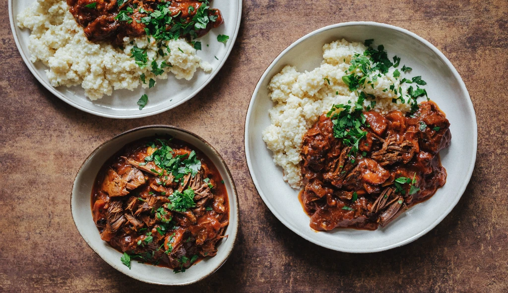 Se šípkovou, nebo se zelím? S červeným vínem a&nbsp;jáhlami! Zvěřinové ragú jako perfektní podzimní comfort food