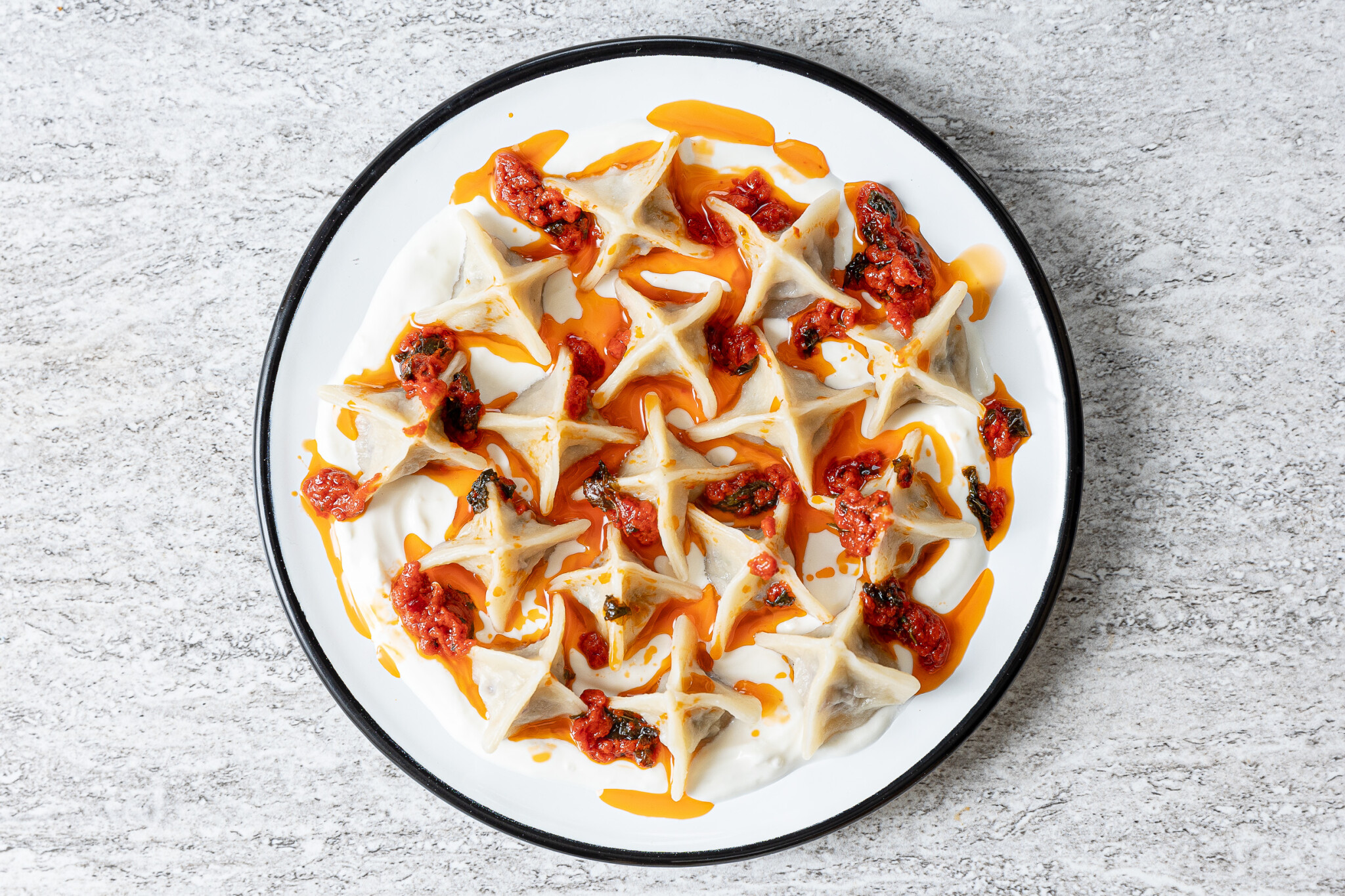 Origami v kuchyni: ochutnejte turecké knedlíčky manti s česnekovým jogurtem a božským chilli máslem