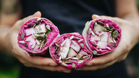 Antioxidanty &#038; zdravé tuky zabalené ke svačině, do práce nebo jako rychlá večeře: Řepové wrapy se semínky &#038; kozím sýrem