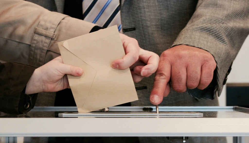 Volební místnosti se otevřely. V&nbsp;Česku začínají volby do Poslanecké sněmovny