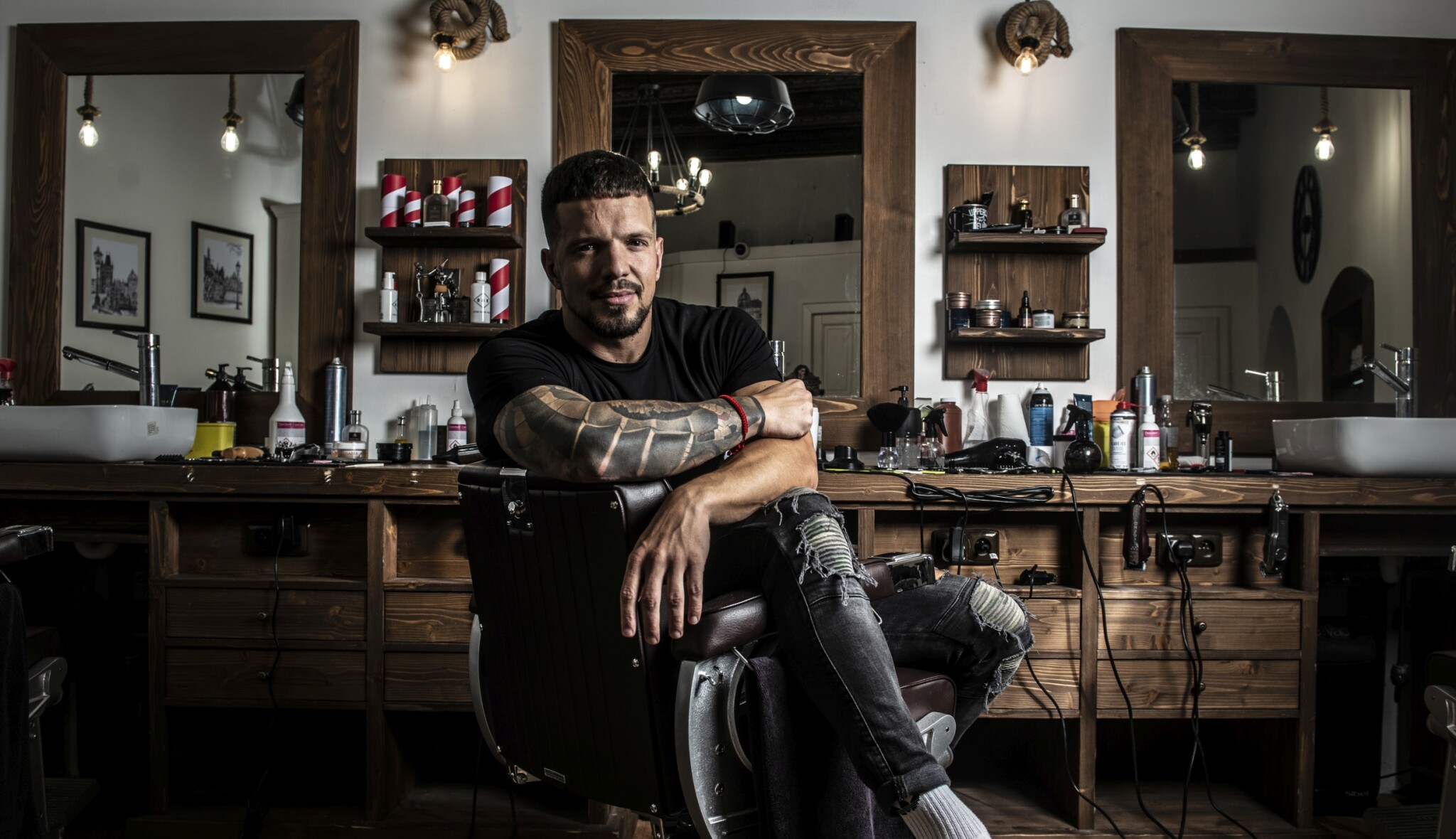 Spousta chlapů nemá doma ani pořádný hřeben, říká barber, kterého krize postavila na vlastní nohy