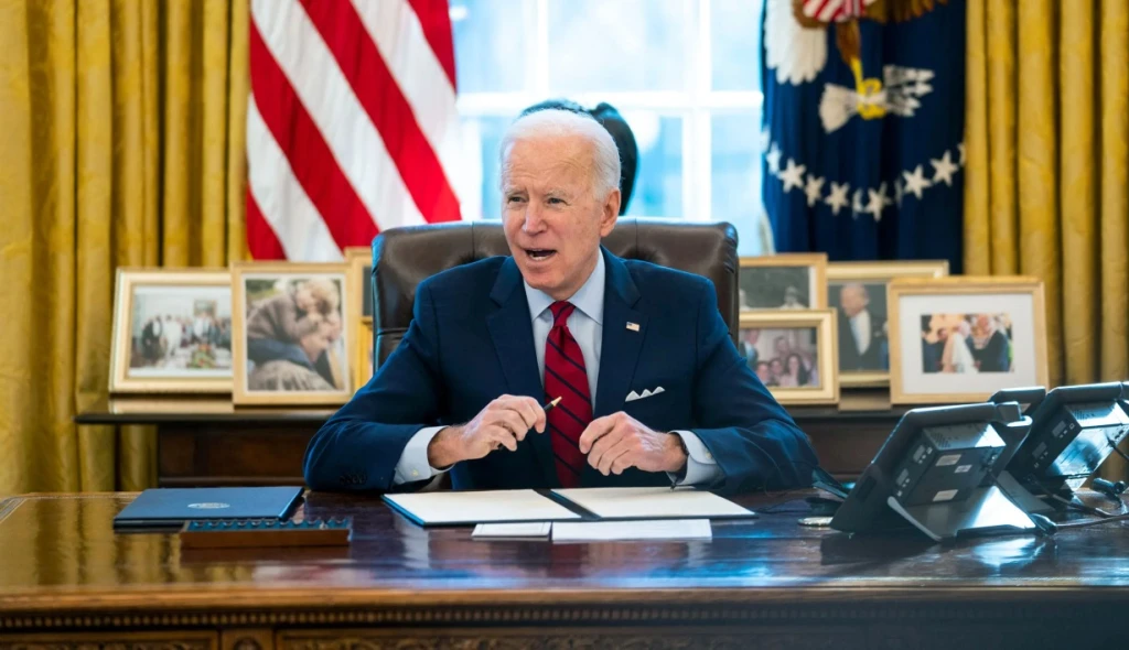 Biden oznámil nové sankce proti Rusku. Spojené státy jsou podle něj připraveny pomoci svým spojencům