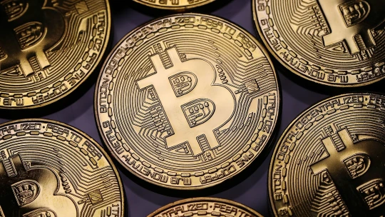 Bitcoin vystoupal na nový rekord. Překonal 69 tisíc dolarů