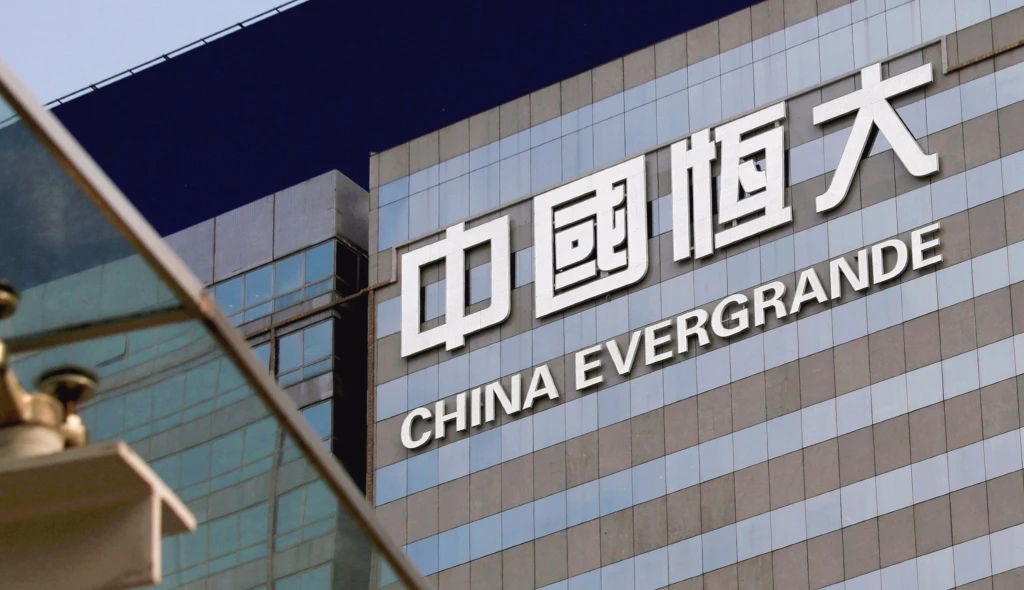 Čínský realitní gigant nad propastí. Evergrande žádá o&nbsp;ochranu aktiv v&nbsp;USA