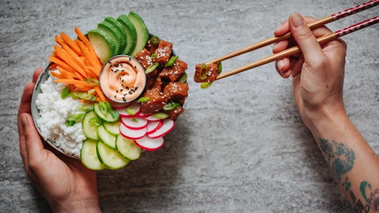 Studená večeře, kterou budete chtít alespoň jednou týdně: poke bowl s&nbsp;tuňákem a&nbsp;kokosovou rýží