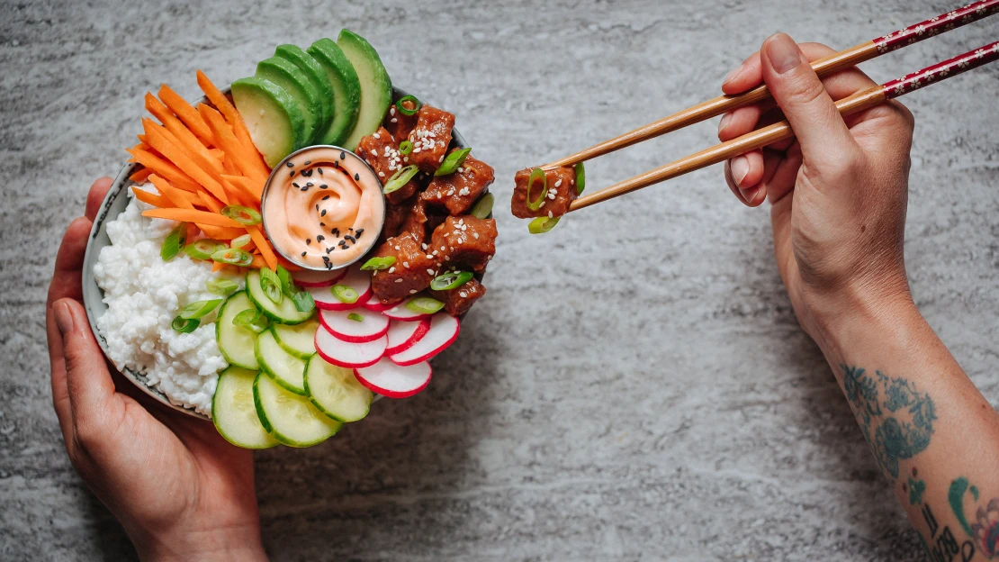 Studená večeře, kterou budete chtít alespoň jednou týdně: poke bowl s tuňákem a kokosovou rýží