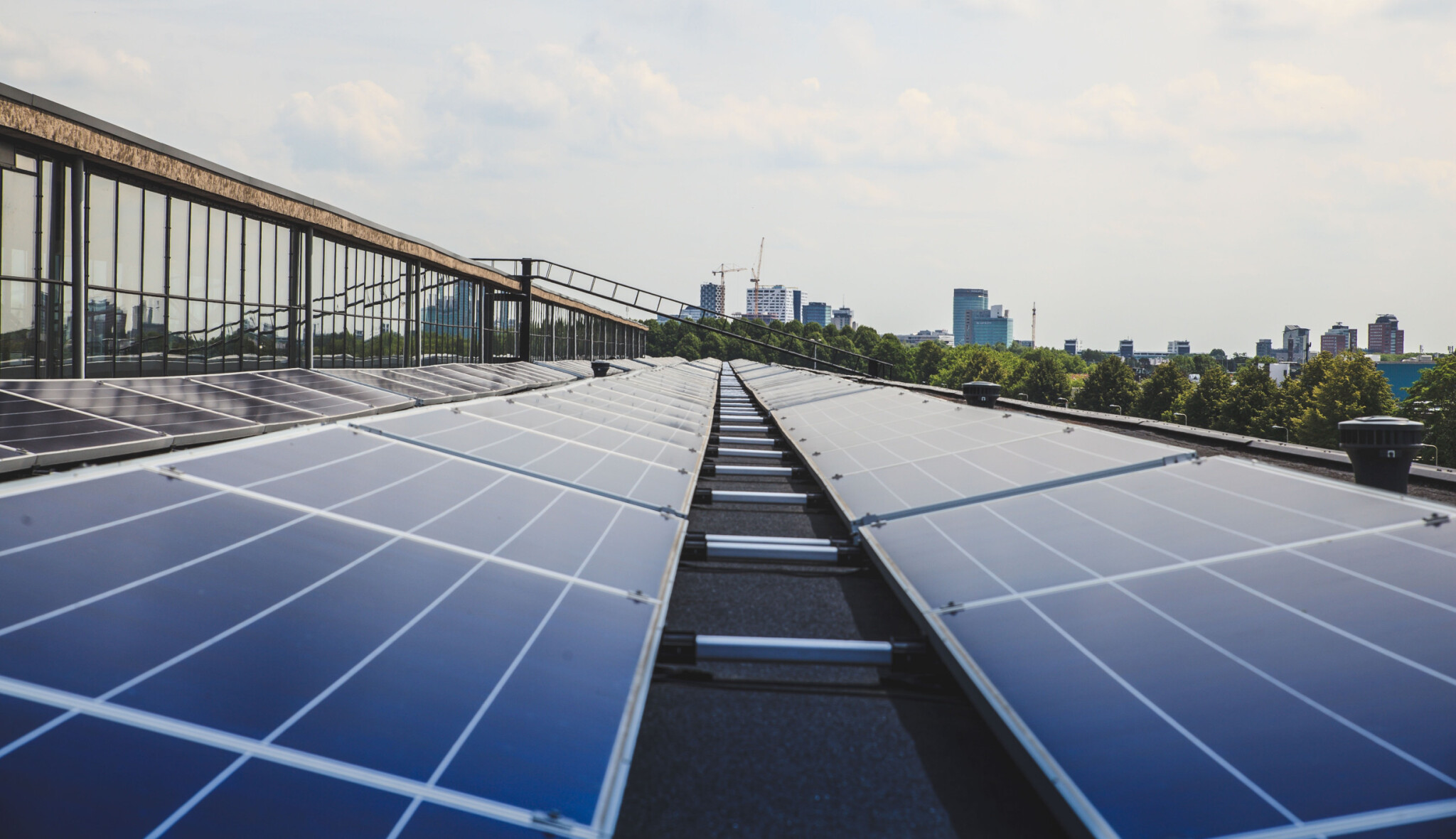 Mohou solární panely na střechách vyrobit dost elektřiny pro celý svět?