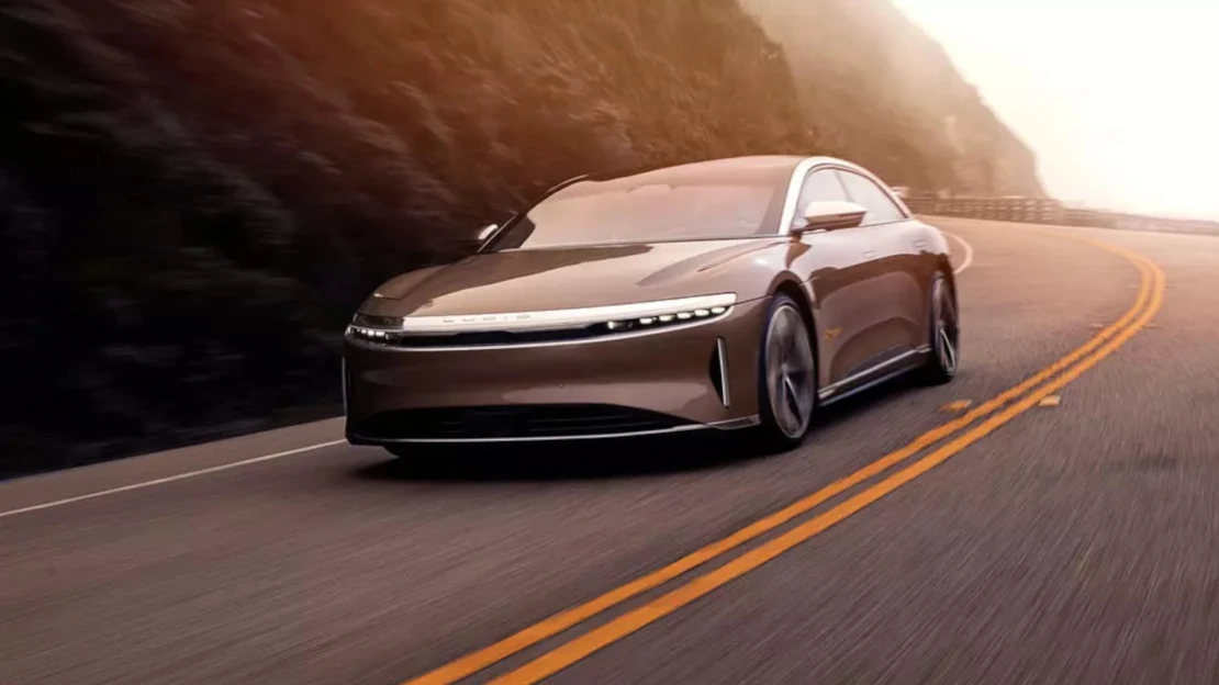 Samořízené taxíky v ulicích za deset let? Podle šéfa Lucid Motors to dříve nebude