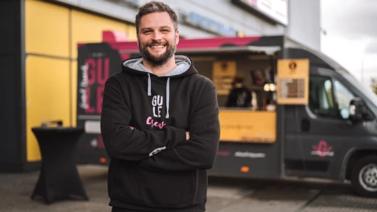 Byznys, co má Gule. Vyrůstal s&nbsp;nemocným bratrem, teď ve foodtrucku zaměstnává handicapované