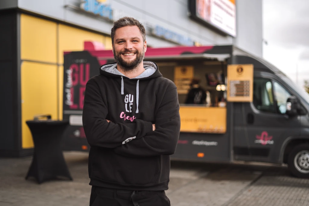 Byznys, co má Gule. Vyrůstal s&nbsp;nemocným bratrem, teď ve foodtrucku zaměstnává handicapované