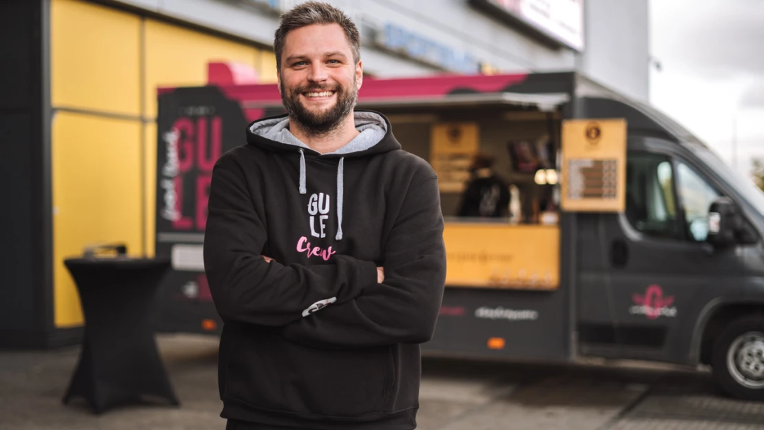 Byznys, co má Gule. Vyrůstal s nemocným bratrem, teď ve foodtrucku zaměstnává handicapované